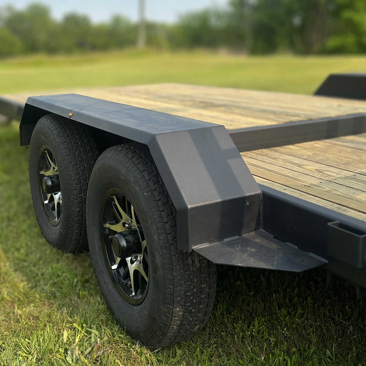 Walk-on fender over the dual axles